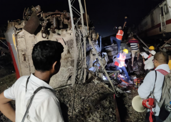Van más de 200 muertos por choque de trenes en la India