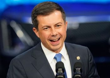 El secretario de Transporte de Estados Unidos visita México para abordar estos temas