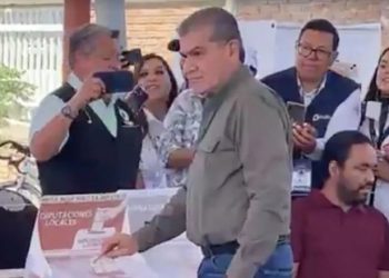 Miguel Riquelme, gobernador de Coahuila emite su voto