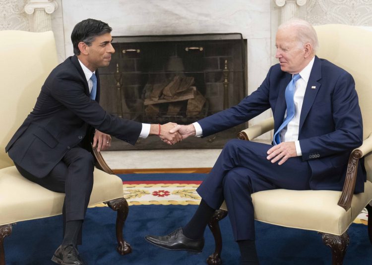 Washington (United States), 08/06/2023.- US President Joe Biden (R) holds a bilateral meeting with British Prime Minister Rishi Sunak in the Oval Office at the White House in Washington, DC, USA, 08 June 2023. Sunak meets with Biden to discuss a variety of issues such as the situation in Ukraine, NATO and bilateral trade. (Ucrania, Reino Unido, Estados Unidos) EFE/EPA/BONNIE CASH / POOL