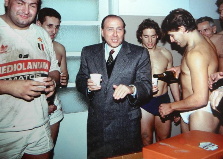 Berlusconi  festejando con el equipo mianés de rugby / Foto @JournalRugby