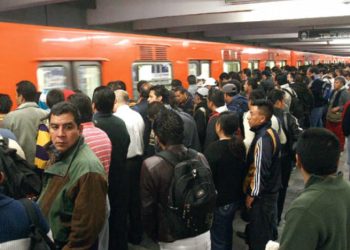 Saturado y caluroso, así califican usuarios al Metro
