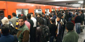 Saturado y caluroso, así califican usuarios al Metro