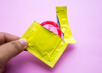 ¿Qué es el stealthing? ¿Y por qué Tenoch Huerta es acusado de esto?