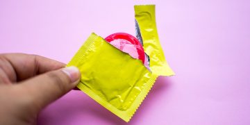 ¿Qué es el stealthing? ¿Y por qué Tenoch Huerta es acusado de esto?