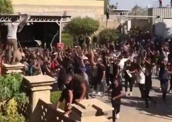 Manifestantes irrumpen en la embajada de Suecia en Bagdad por quema del Corán