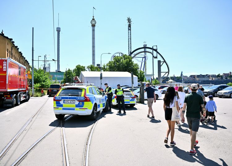 Stockholm (Sweden), 25/06/2023.- Police arrive at the scene after a roller coaster accident at Groena Lund amusement park in Stockholm, Sweden, 25 June 2023. At least one person died in the accident on the Jetline roller coaster. The park was evacuated and cordoned off by police for further investigation. (Suecia, Estocolmo) EFE/EPA/Claudio Bresciani/TT SWEDEN OUT