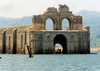 ¡Increíble! La sequía y el calor dejan al descubierto las ruinas de un templo sumergido en México