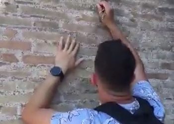 Sorprenden a turista grabando su nombre y el de su novia en el Coliseo Romano