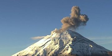 Popocatépetl registra explosiones de material incandescente