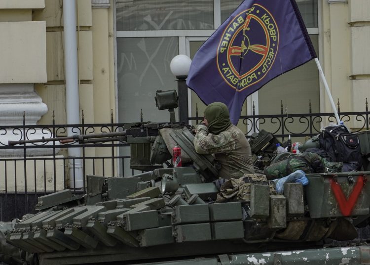 Rostov-on-don (Russian Federation), 23/06/2023.- A serviceman from private military company (PMC) Wagner Group on a tank blocks a street in Rostov-on-Don, southern Russia, 24 June 2023. Security and armoured vehicles were deployed after Wagner Group's chief Yevgeny Prigozhin said in a video that his troops had occupied the building of the headquarters of the Southern Military District, demanding a meeting with Russia'Äôs defense chiefs. (Rusia) EFE/EPA/STRINGER