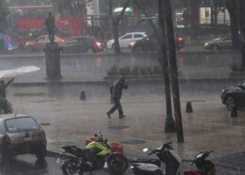 Encharcamientos y árboles caídos saldo de fuertes lluvias en la CDMX