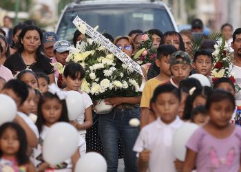 Familiares y amigos despiden a niña que murió en elevador del IMSS