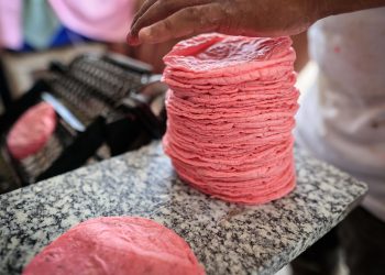 El furor por “Barbie” tiñe de rosa los tacos y las tortillas