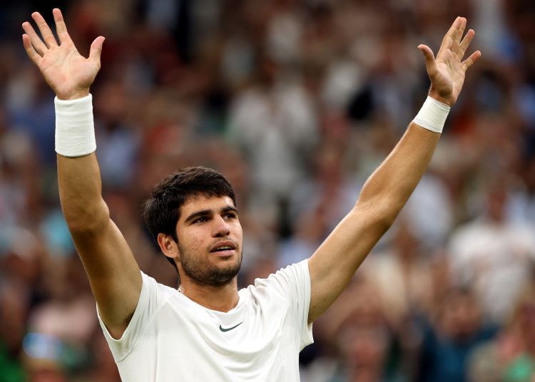 Wimbledon (United Kingdom), 10/07/2023.- Carlos Alcaraz of Spain reacts after winning against Matteo Berrettini of Italy in their Men's Singles 4th round match against at the Wimbledon Championships, Wimbledon, Britain, 10 July 2023. (Tenis, Italia, España, Reino Unido) EFE/EPA/NEIL HALL EDITORIAL USE ONLY
