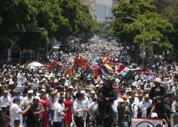 Defensores de la tauromaquia y los gallos marchan en CDMX