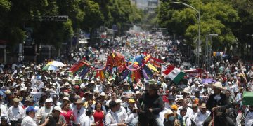 Defensores de la tauromaquia y los gallos marchan en CDMX