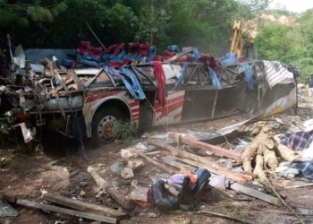 Autobús vuelca en Oaxaca, hay al menos 27 muertos