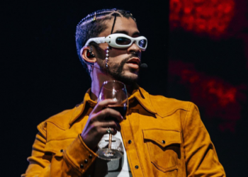 Captan cenando al “Conejo malo” con esta mujer