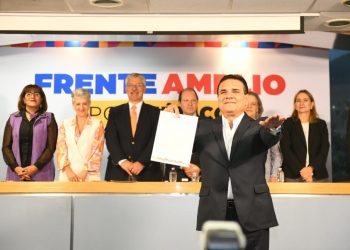 Silvano Aureoles y 3 ciudadanos sin partido, acudieron a registrarse por la candidatura presidencial del Frente Amplio