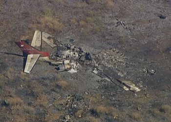 Mueren seis personas al estrellarse un avión en California