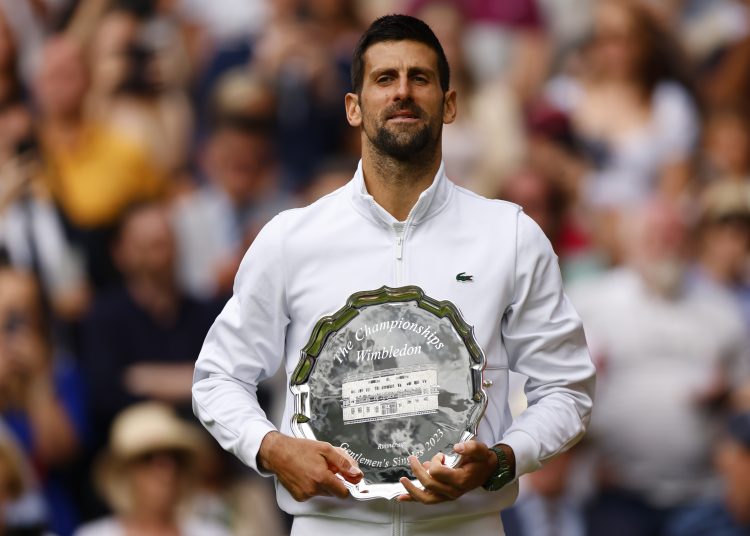 Wimbledon (United Kingdom), 16/07/2023.- Runner-up Novak Djokovic of Serbia poses with the trophy after losing his Men's Singles final match against Carlos Alcaraz of Spain at the Wimbledon Championships, Wimbledon, Britain, 16 July 2023. (Tenis, España, Reino Unido) EFE/EPA/TOLGA AKMEN EDITORIAL USE ONLY EDITORIAL USE ONLY