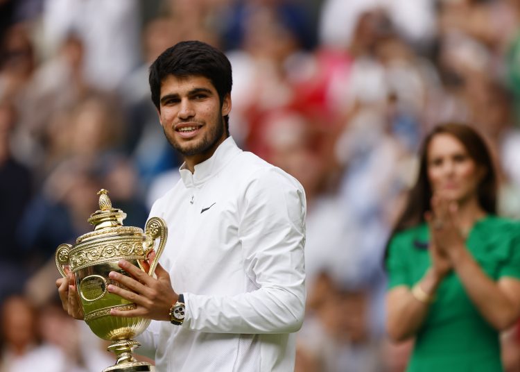 Wimbledon (United Kingdom), 16/07/2023.- Carlos Alcaraz of Spain celebrates with his trophy after winning his Men's Singles final match against Novak Djokovic of Serbia at the Wimbledon Championships, Wimbledon, Britain, 16 July 2023. (Tenis, España, Reino Unido) EFE/EPA/TOLGA AKMEN EDITORIAL USE ONLY EDITORIAL USE ONLY