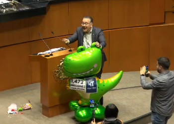 Chocan “Payaso Lastimita” y “Botarga Corrupta” en el congreso mexicano