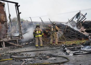 Ocho vehículos de carga pesada incendiados tras percance en la México-Querétaro