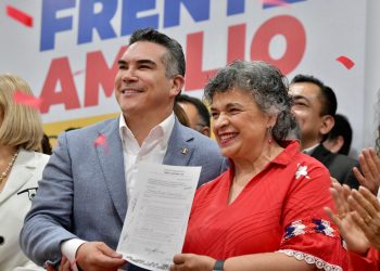 Beatriz Paredes se registra en la sede del PRI