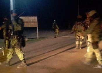 Atacan con drones explosivos casa en el municipio de Aguililla
