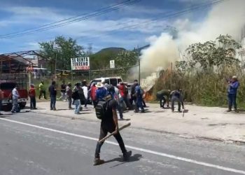 Se enfrentan a golpes campesinos y antimotines sobre carretera Chilpancingo -Petaquillas