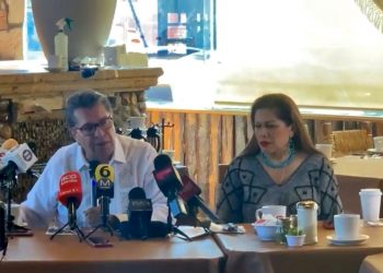 Critica Monreal derroche de Claudia y Adán para promocionar imagen