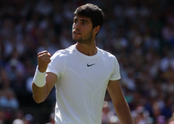 Sin brillo pero Alcaráz avanza en Wimbledon