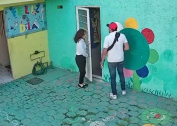 VIDEO: Padres de familia golpean y amenazan de muerte a maestra 