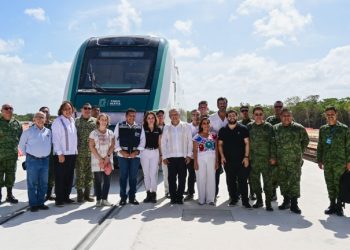 Celebra López Obrador arribo de primer convoy del Tren Maya