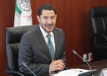 Martí Batres guarda minuto de silencio por muerte de Muñoz Ledo durante evento