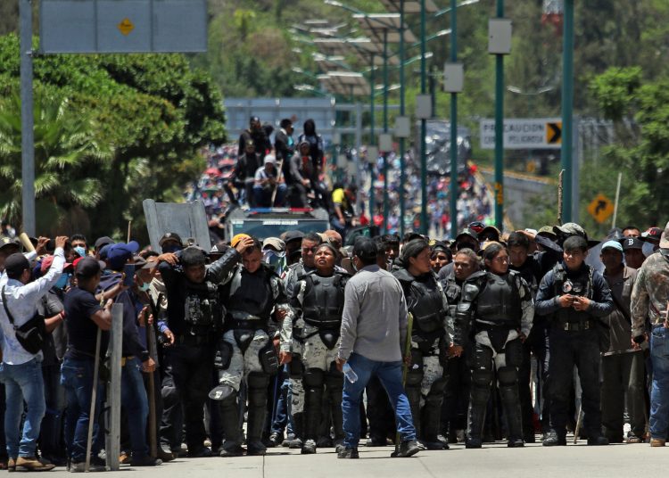 MEX9935. CHILPANCINGO (MÉXICO), 10/07/2023.- Cientos de pobladores y transportistas se enfrentan hoy, con integrantes de la Guardia Nacional y de la policía estatal, y piden la liberación de dos transportistas detenidos, en Chilpancingo estado de Guerrero (México). Transportistas y pobladores de distintos municipios del estado de Guerrero, sur de México, ligados al grupo delictivo Los Ardillos, retuvieron a una decena de policías estatales y agentes de la Guardia Nacional, además de un camión blindado y causaron destrozos en la ciudad de Chilpancingo, capital del estado, en una protesta que causó el colapso y el caos en la región. EFE/José Luis de la Cruz