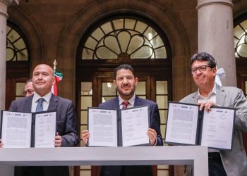 Gobierno capitalino y empresas de telefonía e internet firman convenio