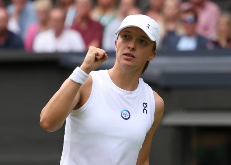 Wimbledon (United Kingdom), 05/07/2023.- Iga Swiatek of Poland reacts during her Women's Singles 2nd round match against Sara Sorribes Tormo of Spain at the Wimbledon Championships, Wimbledon, Britain, 05 July 2023. (Tenis, Polonia, España, Reino Unido) EFE/EPA/NEIL HALL EDITORIAL USE ONLY EDITORIAL USE ONLY