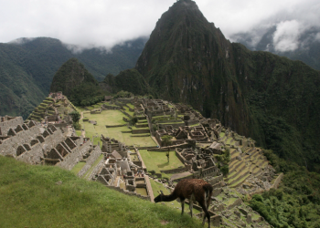 Aparece placa perdida de Machu Picchu que lo acredita como maravilla del mundo