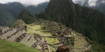 Aparece placa perdida de Machu Picchu que lo acredita como maravilla del mundo
