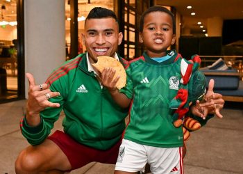 Selección Mexicana regala jersey y quesadillas a Xavian, niño etíope que quiere ser mexicano