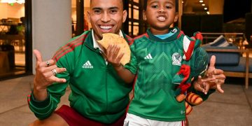 Selección Mexicana regala jersey y quesadillas a Xavian, niño etíope que quiere ser mexicano