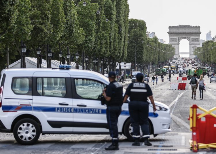 Paris (Paris), 02/07/2023.- French police officers stand guard near the Arc de Triomphe, after five consecutive nights of riots across the country following the death of Nahel, who was killed by French Police, in Paris, France, 02 July 2023. Violence broke out across France over the fatal shooting of a 17-year-old teenager by a police officer during a traffic stop in Nanterre on 27 June. (Disturbios, Francia) EFE/EPA/MOHAMMED BADRA