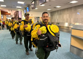 México envía segundo contingente de combatientes de incendios forestales a Canadá