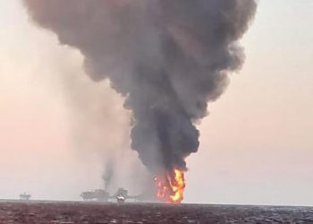 Desalojan plataforma petrolera de Pemex en Campeche por incendio