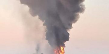 Desalojan plataforma petrolera de Pemex en Campeche por incendio