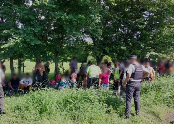 Autoridades migratorias hallan a 256 migrantes abandonados 