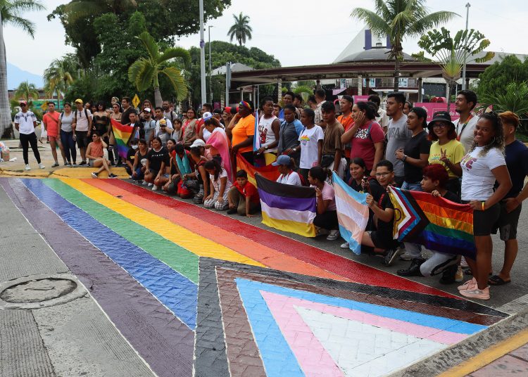 MEX9251. TAPACHULA (MÉXICO), 02/07/2023.- Integrantes de la comunidad LGBT pintan un sendero peatonal hoy, en la ciudad de Tapachula (México). En la frontera sur de México, límite con Guatemala, migrantes pertenecientes al colectivo LGBT y activistas realizaron su segunda intervención artística: el pintado de los Senderos peatonales en Tapachula para promover la inclusión, el respeto, la tolerancia, la empatía y terminar con la discriminación y xenofobia. EFE/Juan Manuel Blanco